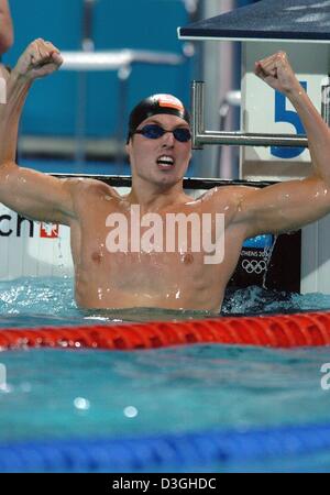 (Afp) - Le nageur néerlandais Pieter van den Hoogenband cheers après la prise d'or dans le le 100 m nage libre aux Jeux Olympiques d'Aquatic Centre à Athènes, Grèce, le 18 août 2004. Banque D'Images