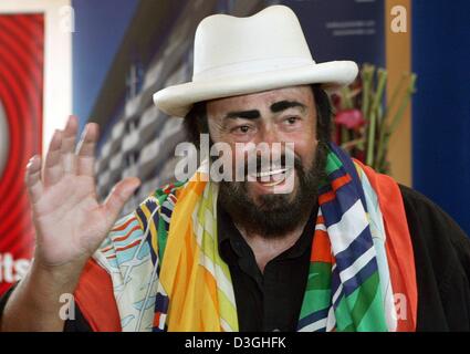 (Afp) - Le célèbre ténor italien Luciano Pavarotti sourit et agite sa main au cours d'une conférence de presse à Hambourg, Allemagne, 19 août 2004. Pavarotti va effectuer dans le cadre de sa tournée mondiale au Rothenbaum tennis à Hambourg le Samedi, 21 août 2004. Pavarotti a dit qu'il était conviced de prendre leur retraite d'ici la fin de 2005, cependant, il reconsidère la décision après son curre Banque D'Images