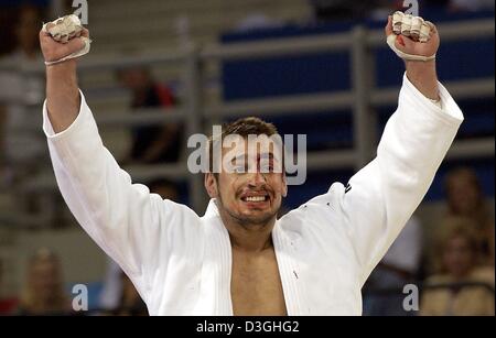 (Afp) - le Russe Dimitri Nossov cheers après avoir gagné la médaille de bronze dans la catégorie Hommes 81kg de judo aux Jeux Olympiques de 2004 à l'Ano Liosia Hall intérieur olympique à Athènes, le mardi 17 août 2004. Banque D'Images