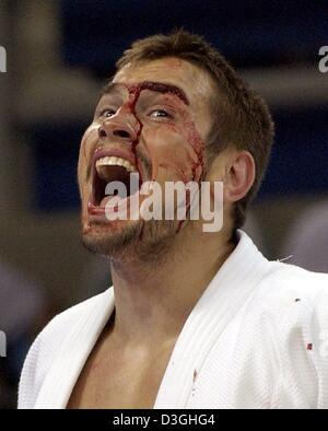 (Afp) - le Russe Dimitri Nossov est tout sourire après avoir gagné la médaille de bronze dans la catégorie Hommes 81kg de judo aux Jeux Olympiques de 2004 à l'Ano Liosia Hall intérieur olympique à Athènes, le mardi 17 août 2004. Banque D'Images