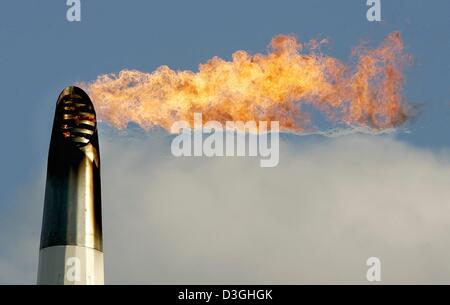 (Afp) - La flamme olympique lutte avec vents raide à Athènes, le mardi 17 août 2004. Le temps a entraîné le retard et annulation de nombreux événements de voile olympique. Banque D'Images