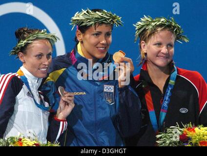 (Afp) - (de G :) Amanda Beard en provenance des États-Unis (argent), l'Ukraine swimmer Yana Klochkova (gold) et Agnes Kovacs de Hongrie (bronze) montrent leurs médailles pour les photographes pendant la cérémonie de remise des médailles du 200 m quatre nages aux Jeux Olympiques à Athènes, Centre aquatique mardi 17 août 2004. Banque D'Images