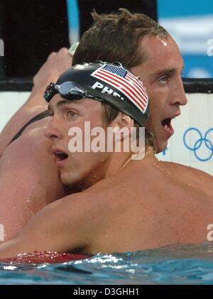 (Afp) - (de G :) nageur britannique Stephen Parry félicite Michael Phelps de Nord qui a gagné le 200m papillon hommes au centre aquatique olympique à Athènes, le mardi 17 août 2004. Banque D'Images
