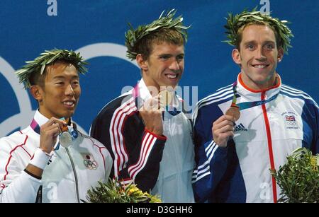 (Afp) - (de G :) Takashi Yamamoto du Japon (argent), le nageur américain Michael Phelps (or) et Stephen Parry de Grande-bretagne (bronze) montrent leurs médailles pour les photographes après le 200m papillon hommes au centre aquatique olympique à Athènes, le mardi 17 août 2004. Banque D'Images