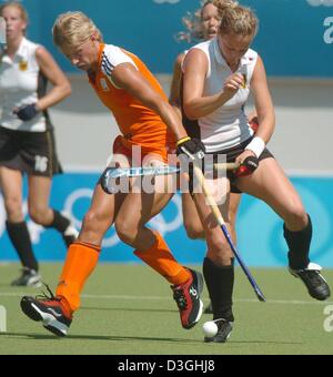 (Afp) - (de G :) Chantal joueur néerlandais de Bruijn et Anke Kuehn à partir de l'Allemagne au cours de la ronde préliminaire de la femme match de hockey lors des Jeux Olympiques de 2004 à Athènes, mercredi 18 août 2004. Banque D'Images
