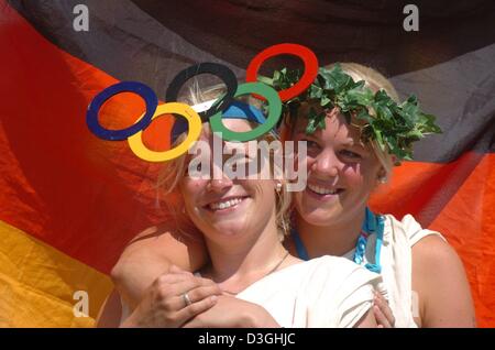 (Afp) - Les fans de hockey allemand vêtu de robes traditionnelles grecques sourire alors qu'ils regardent la ronde préliminaire women's hockey à l'Allemagne contre les Pays-Bas lors des Jeux Olympiques de 2004 à Athènes, mercredi 18 août 2004. Banque D'Images
