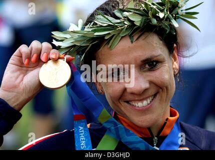 (Afp) - le cycliste néerlandaise Leontien van Moorsel Zijlaard présente sa médaille d'or après avoir remporté le contre-la-montre cyclisme féminin de l'événement des Jeux Olympiques de 2004 à Athènes, Grèce, le 18 août 2004. Banque D'Images