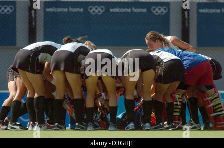 (Afp) - Les joueurs de l'équipe allemande de se préparer à la ronde préliminaire de la femme match de hockey les Pays-Bas contre l'Allemagne lors des Jeux Olympiques de 2004 à Athènes, mercredi 18 août 2004. Banque D'Images