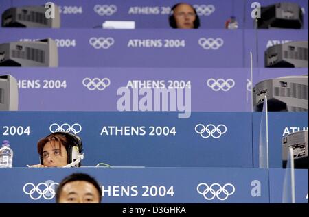 (Afp) - Les journalistes regarder les compétitions de judo lors des Jeux Olympiques de 2004 à l'Ano Liossia Hall intérieur olympique à Athènes, Grèce, le 18 août 2004. Banque D'Images