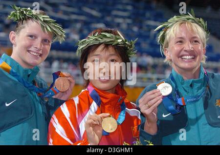 (Afp) - (de G :) Australian Leisel Jones (bronze) ,Chinese Xuejuan Luo (gold) et Brooke Hanson (argent) montrent leurs médailles pour les photographes après le 100 m brasse finale au centre aquatique olympique à Athènes, lundi 16 août 2004. Banque D'Images