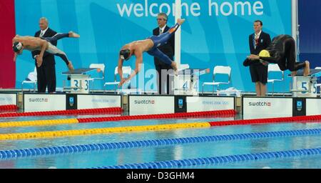 (Afp) - (de G :) nageur américain Michael Phelps, le néerlandais Pieter van den Hoogenband et l'Australien Ian Thorpe démarrer leur men's 200m nage libre aux Jeux Olympiques à Athènes, Centre aquatique Lundi 16 août 2004. Ian Thorpe a remporté la course, Pieter van den Hoogenband a gagné de l'argent et Phelps a pris la médaille de bronze. Banque D'Images