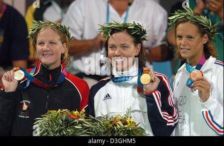 (Afp) - (de G :) Kirsty Coventry du Zimbabwe (argent), nageur américain Natalie Coughlin (or) et de France Laure Manaudou (bronze) montrent leurs médailles pour les photographes après le 100 m dos finale au centre aquatique olympique à Athènes, lundi 16 août 2004. Banque D'Images