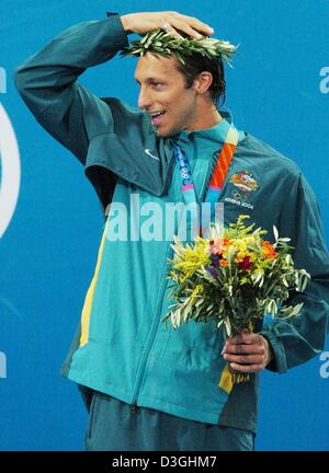 (Afp) - Le nageur Australien Ian Thorpe ajuste sa couronne de laurier au cours de la cérémonie de remise des médailles après qu'il a remporté la médaille d'or dans l'épreuve du 200m nage libre aux Jeux Olympiques à Athènes, Centre aquatique Lundi 16 août 2004. Banque D'Images