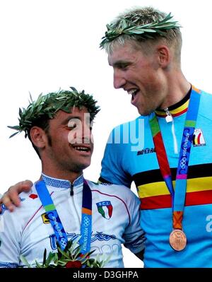 (Afp) - le cycliste italien Paolo Bettini (L) et le coureur belge Axel Merckx (R) sourire et s'embrassent au cours de la cérémonie de remise des médailles des Jeux Olympiques vélo course de rue à Athènes, Grèce, le 14 août 2004. Bettini a remporté l'or et bronze Maerckx. Banque D'Images