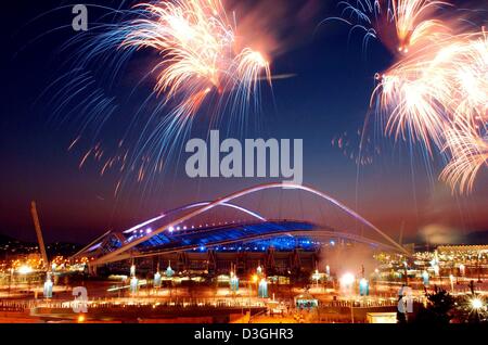 (Afp) - feux d'artifice au-dessus du stade olympique lors de la cérémonie d'ouverture des Jeux Olympiques 2004 à Athènes, vendredi 13 août 2004. Banque D'Images