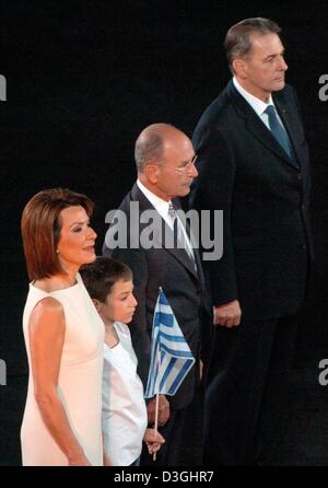 (Afp) - (DE L'ATHOC) :-Président Gianna Angelopoulos-Daskalaki, un petit garçon, le président grec Costis Stephanopoulos et CIO-président Jaques Rogge lors de la cérémonie d'ouverture des Jeux Olympiques à Athènes en 2004, le vendredi 13 août 2004. Banque D'Images