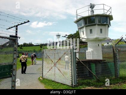 (Afp) - des fils barbelés et un tour de garde dans l'ancien soi-disant "mort" de la zone frontière restent encore Inter-German comme un monument 'Memorial' de la RDA en Moedlareuth, Allemagne, 23 juillet 2004. Après la Deuxième Guerre mondiale, le petit village a été diveded en deux parties, comme Berlin, dans une ville allemande de l'Est et l'Ouest. De 1966 à 1989 700 m de long d'un mur en béton à travers le village utilisé pour marquer t Banque D'Images