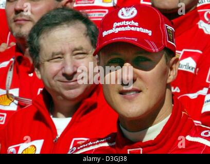 (Afp) - le capitaine de l'équipe Ferrari Jean Todt (L) ressemble à l'Allemand Michael Schumacher, la formule 1 d'avance sur Schumacher au début 1809 sur le circuit de Catalunya, près de Barcelone, Espagne, le 7 mai 2004. Ferrari se prépare pour une nouvelle génération après le "Golden Era" de l'équipe Michael Schumacher et Jean Todt. Les deux contrats sont en cours d'exécution en 2006, et il semble peu probable que les deux Banque D'Images