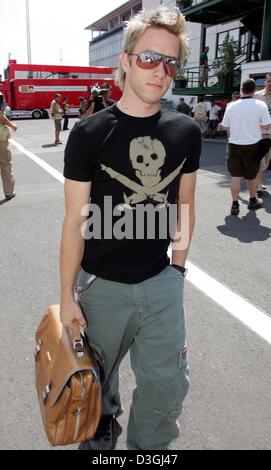 (Afp) - L'Allemand Nick Heidfeld pilote de Formule 1 Jordan (Ford) promenades à travers le paddock de course sur le Hungaroring à Budapest, Hongrie, 12 août 2004. La formule un Grand Prix de Hongrie sera en cours le dimanche 14 août. Banque D'Images