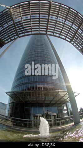 (Afp) - une fontaine d'eau marque l'entrée du siège de fournisseur d'énergie allemand RWE à Essen, Allemagne, 10 août 2004. Lors de la conférence de presse de mi-année, CEO Harry Roels a confirmé les perspectives favorables pour l'année financière 2004. Les résultats dans les principaux secteurs de l'énergie et l'eau ont continué de s'améliorer. Le résultat a augmenté de 12  % à 3.281 millions d'euros Banque D'Images