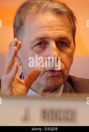 (Afp) le président du CIO, Jacques Rogge est un geste lors d'une conférence de presse du CIO à Athènes le 07 août 2004. Le Comité International Olympique a annoncé samedi que le membre du CIO bulgare Ivan Slatkov est suspendu de l'organisation et seront également interdits à partir des Jeux Olympiques d'Athènes . Le CIO a dit qu'Slatkov, qui est également à la tête du Comité Olympique bulgare comme w Banque D'Images