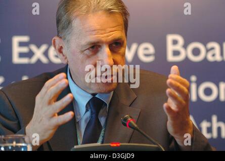 (Afp) le président du CIO, Jacques Rogge est un geste lors d'une conférence de presse du CIO à Athènes le 07 août 2004. Le Comité International Olympique a annoncé samedi que le membre du CIO bulgare Ivan Slatkov est suspendu de l'organisation et seront également interdits à partir des Jeux Olympiques d'Athènes . Le CIO a dit qu'Slatkov, qui est également à la tête du Comité Olympique bulgare comme w Banque D'Images