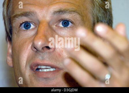 (Afp) Le nouvel entraîneur-chef de l'équipe nationale de football allemande, Jürgen Klinsmann parle lors d'une conférence de presse au siège de la fédération de football Allemande (DFB) à Francfort le Vendredi, 06 août 2004. Banque D'Images