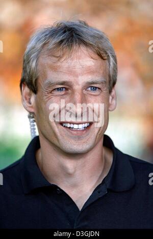 (Afp) Le nouvel entraîneur-chef de l'équipe nationale de football allemand Jürgen Klinsmann poutres au Weserstadion de Brême le 06 août 2004. Il a observé le prélude match de la nouvelle saison entre SV Werder de Brême et Schalke 04. Brême a gagné 1:0. Banque D'Images