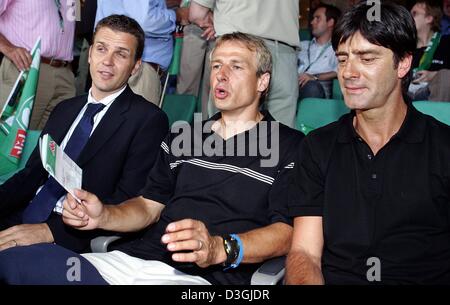 (Afp) Le nouvel entraîneur-chef de l'équipe nationale de football allemand Jürgen Klinsmann (milieu), manager de l'équipe Oliver Bierhoff (à gauche) et l'adjoint de Klinsmann Joachim Loew sont vus dans le stade Weserstadion de Brême le 06 août 2004. Klinsmann et son équipe a observé le prélude match de la nouvelle saison entre SV Werder de Brême et Schalke 04. Brême a gagné 1:0. Banque D'Images