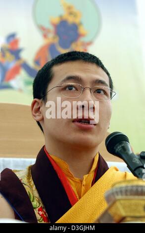 (Afp) - Karmapa Thaye Dorje, un moine bouddhiste du Tibet, prend la parole lors de la cérémonie inaugurale d'un camp d'été à Immenhausen bouddhiste, l'Allemagne, le jeudi 29 juillet 2004. Plusieurs milliers de bouddhistes participent à l'inauguration de la summer camp qui introduit et conseille les visiteurs dans les fondements de la pratique méditative et enseignements bouddhistes. Banque D'Images