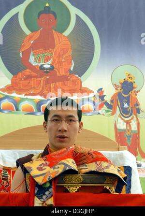 (Afp) - Karmapa Thaye Dorje, un moine bouddhiste du Tibet, prend la parole lors de la cérémonie inaugurale d'un camp d'été à Immenhausen bouddhiste, l'Allemagne, le jeudi 29 juillet 2004. Plusieurs milliers de bouddhistes participent à l'inauguration de la summer camp qui introduit et conseille les visiteurs dans les fondements de la pratique méditative et enseignements bouddhistes. Banque D'Images