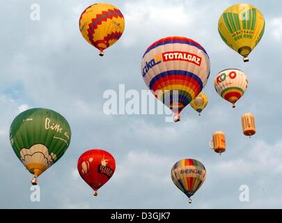 (Afp) - Plus de 100 ballons à air chaud peut être vu dans le ciel du soir dans le cadre de la 10e 'Saxonia International Balloon Fiesta" à Leipzig, Allemagne, 31 juillet 2004. Plus de 130 pilotes venus de 9 pays ont participé à l'événement. Banque D'Images