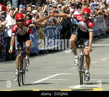 (Afp) - L'US-cyclisme allemand Jens Voigt duo (R) et Bobby Julich de Team CSC détient les mains lorsqu'ils franchissent la ligne d'arrivée en remportant le Défi de Buehl LuK, Allemagne, 31 juillet 2004. La course couvre une distance de 82,2 km qui rode dans les deux cyclistes 1:36:51,20 minutes. Banque D'Images