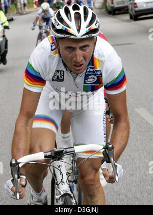 (Afp) - L'Italien Davide Rebellin de Pro Cycling Team Gerolsteiner roule sur son vélo pendant la coupe du monde cycliste HEW Cyclassics à Hambourg, en Allemagne, le dimanche, 01 août 2004. Rebellin a terminé sixième et a réussi à accroître son chef de la coupe du monde. Le 250km-long stade de Hambourg a été la sixième sur un total de 10 étapes. Banque D'Images