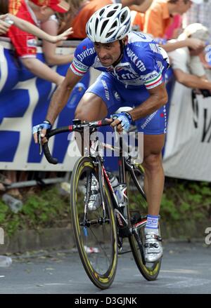 (Afp) - le cycliste italien Paolo Bettini de l'équipe Quick Step-Davitamon montée des luttes lors de la coupe du monde cycliste HEW Cyclassics à Hambourg, Allemagne, 01 août 2004. À la fin, Bettini a terminé deuxième et qui est en ce moment sur la deuxième place au classement général. Le 250km-long stade de Hambourg a été la sixième sur un total de 10 étapes. Banque D'Images