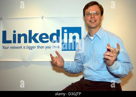 (Afp) - Konstantin Guericke, co-fondateur et directeur marketing de l'internet business network 'LinkedIn', se trouve en face du logo de l'entreprise, les gestes et les sourires au siège de 'LinkedIn' à Mountain View, Californie, USA, 26 avril 2004. 'LinkedIn' a été l'un des premiers portails en ligne d'utiliser le concept des réseaux sociaux La dernière tendance sur internet. Banque D'Images