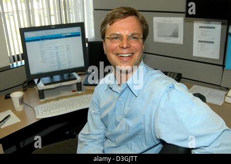 (Afp) - Konstantin Guericke, co-fondateur et directeur marketing de l'internet business network 'LinkedIn', est assis à son bureau et sourit à son siège social à Mountain View, Californie, USA, 26 avril 2004. 'LinkedIn' a été l'un des premiers portails en ligne d'utiliser le concept des réseaux sociaux La dernière tendance sur internet. Banque D'Images