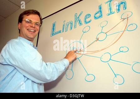 (Afp) - Konstantin Guericke, co-fondateur et directeur marketing de l'internet business network 'LinkedIn', explique-t-il sourire alors qu'un graphique sur un conseil à l'entreprise siège social à Mountain View, Californie, USA, 26 avril 2004. 'LinkedIn' a été l'un des premiers portails en ligne d'utiliser le concept des réseaux sociaux La dernière tendance sur internet. Banque D'Images