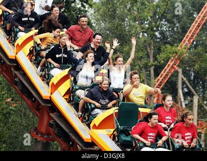 (Afp) - Les visiteurs profiter d'un trajet sur l'expédition "GeForce"-coster au Holiday Park à Hassloch, Allemagne, 24 juillet 2004. Banque D'Images