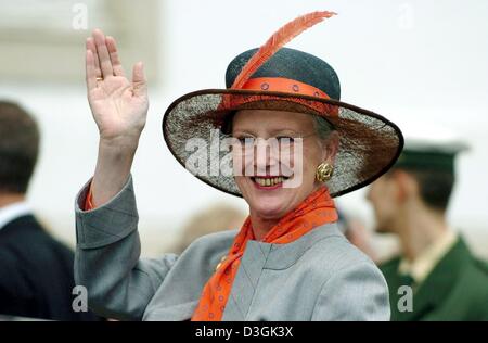 (Afp) - La reine du Danemark, Margrethe II, des vagues à la foule au château Gottorf durant sa visite pour le 1200ème anniversaire de la ville allemande de Schleswig, 27 juillet 2004. La pièce maîtresse de sa visite sera voyages dans les sites historiques de l'ancien duché qui était selon la règle de la couronne danoise jusqu'en 1864. Banque D'Images