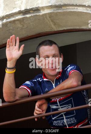 (Afp) - sur le Tour de France sa dernière journée off, cinq fois vainqueur du Tour de Lance Armstrong de l'équipe US Postal les vagues de sa chambre d'hôtel à St-Paul-Trois-Chateaux, France, 19 juillet 2004. Avant que le moment de la course à vélo dans les Alpes, Armstrong, le chef des sentiers Français Thomas Voeckler, en seulement 22 secondes. Banque D'Images