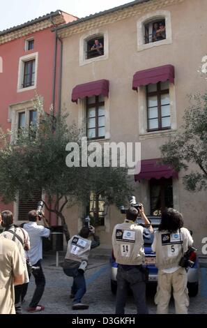 (Afp) - sur le Tour de France sa dernière journée off, cinq fois vainqueur du Tour de Lance Armstrong de l'équipe US Postal regarde du haut de sa chambre d'hôtel sur l'ensemble des photographes à St-Paul-Trois-Chateaux, France, 19 juillet 2004. Avant que le moment de la course à vélo dans les Alpes, Armstrong, le chef des sentiers Français Thomas Voeckler, en seulement 22 secondes. Banque D'Images