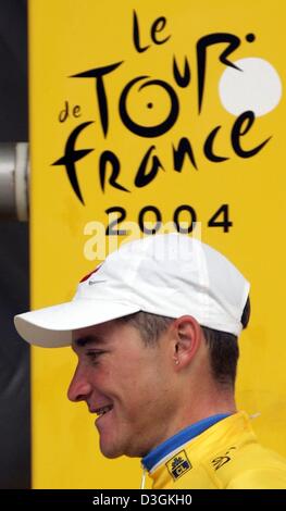 (Afp) - le Français Thomas Voeckler de l'équipe cycliste Brioches La Boulangere sourit après avoir défendu le maillot jaune de leader l'ensemble après la 14e étape du Tour de France cycliste à Nîmes, France, le 18 juillet 2004. Les 192,5 km longue étape conduit de Carcassonne à Nîmes. Banque D'Images