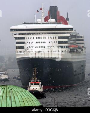 (Afp) - Le plus grand et le plus cher navire de croisière, le Queen Mary 2, entre dans le port de Hambourg, Allemagne, 19 juillet 2004. Des dizaines de milliers de spectateurs curieux vis le grand paquebot la tête de la rivière dans le quartier du port avec plusieurs petits bateaux suivant le navire. Le Queen Mary 2 va rester au Grasbrook- Borne pour un jour où un festival aura lieu Banque D'Images