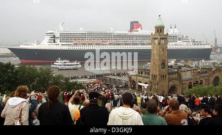 (Afp) - Le plus grand et le plus cher navire de croisière, le Queen Mary 2, entre dans le port de Hambourg, Allemagne, 19 juillet 2004. Des dizaines de milliers de spectateurs curieux vis le grand paquebot la tête de la rivière dans le quartier du port avec plusieurs petits bateaux suivant le navire. Le Queen Mary 2 va rester au Grasbrook- Borne pour un jour où un festival aura lieu Banque D'Images