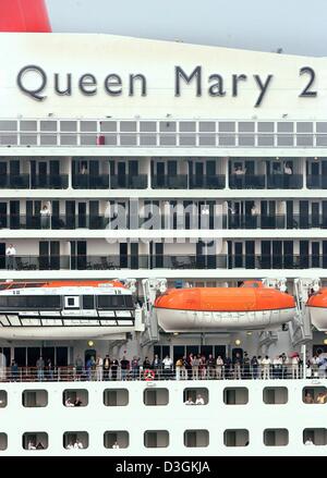 (Afp) - regarder les passagers depuis les balcons de leurs cabines sur le plus grand et le plus cher navire de croisière, le Queen Mary 2, que le navire entre dans le port de Hambourg, Allemagne, 19 juillet 2004. Des dizaines de milliers de spectateurs curieux vis le grand paquebot la tête de la rivière dans le quartier du port avec plusieurs petits bateaux suivant le navire. Le Queen Mary 2 vont rester à l'e Banque D'Images