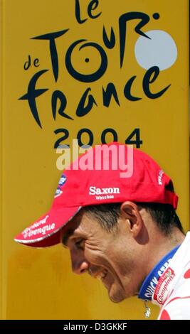 (Afp) - Le français Richard Virenque de l'équipe Quick Step-Davitamon sourire alors qu'il passe devant le logo de la tour tout en portant le maillot à pois de meilleur grimpeur qu'il succeefully a défendu au cours de la 11e étape du Tour de France à Figeac, France, 15 juillet 2004. La 11ème étape du tour, conduit de Saint-Flour à Figeac couvrant une distance de 164 km. Banque D'Images