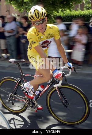 (Afp) - le Français Thomas Voeckler de l'équipe cycliste Brioches La Boulangere porter le maillot jaune de l'avant-coureur et apparaît détendu comme il monte sur son vélo juste après le début de la 12e étape du Tour de France à Castelsarrasin, France, le 16 juillet 2004. Le 197.5km longue étape mène les cyclistes de Castelsarrasin à La Mongie dans les Pyrénées et marque le premier des de Banque D'Images