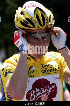 (Afp) le Français Thomas Voeckler de l'équipe cycliste Brioches La Boulangere, porter le maillot jaune de leader au classement général, l'attend le début de la 11e étape du Tour de France cycliste à Saint-Flour, France, 15 juillet 2004. Les 164km longue étape mène les cyclistes de Saint-Flour à Figeac. Banque D'Images