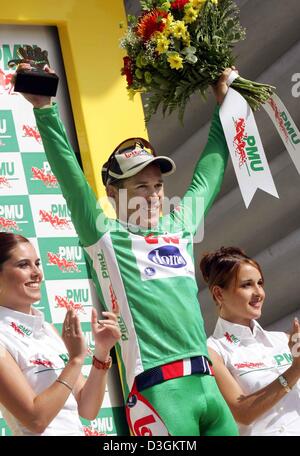 (Afp) - spécialiste du sprint australien Robbie McEwen de jubilates équipe Lotto-Domo après avoir remporté sa deuxième étape de la Tour de France cycliste et défend également le maillot vert du meilleur sprinter à Guéret, France, 13 juillet 2004. Les 160,5 km longue étape de Saint- Léonard-de-Noblat à Gueret a été la plus courte étape du Tour. Banque D'Images